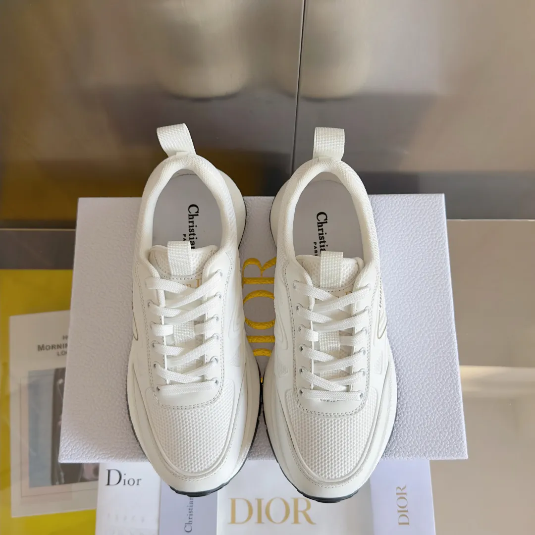 [Dior Dior] P: 640💰Couple model Size: Female: 35-40 (customized at 41), male 39-44. (customized at 45) 2025 Dior Dior autumn and winter new couple model, thick-soled casual sports shoes, originally purchased and developed to reinterpret the sports style with an elegant and fashionable shape. The upper is crafted from white mesh fabric and features the Christian Dior Paris signature on the laces and heel. The exquisite two-color sole is light and soft, which can add a high-end temperament to all kinds of casual looks. The delivery counter is exquisitely packaged🛍📦 ▪️Material: Original custom imported first-layer cowhide ▪️Inner lining: Imported soft sheepskin lining ▪️Sole: Original open-molded anti-slip rubber material ▪️Sole thickness: 4CM